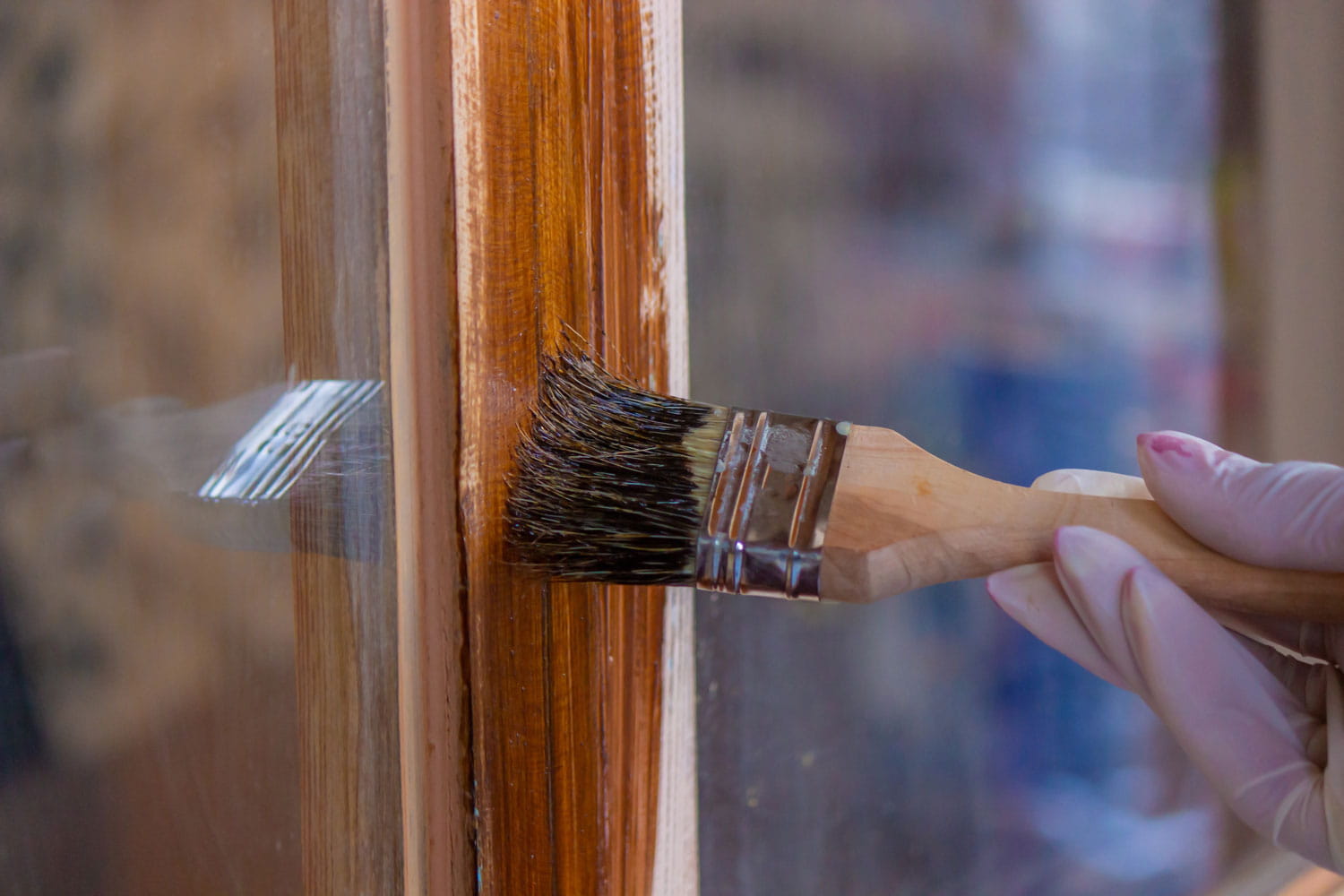 Come scegliere la vernice per serramenti in legno: tipologie, finiture e resistenza alle intemperie