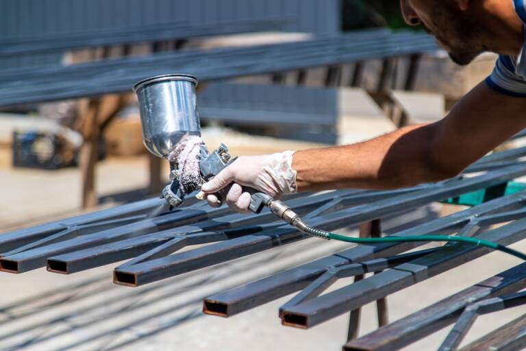 Applicazione di vernici industriali a spruzzo su un supporto metallico