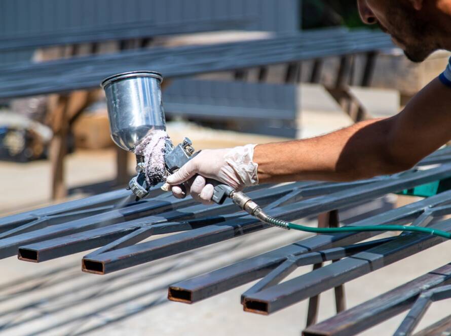 Applicazione di vernici industriali a spruzzo su un supporto metallico