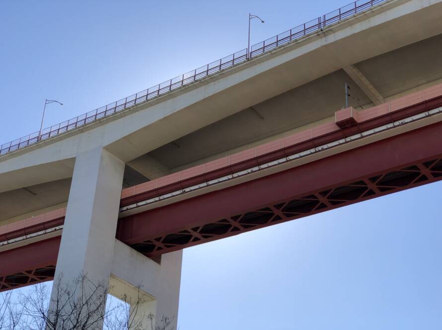 Struttura metallica verniciata di un ponte autostradale vista dal basso